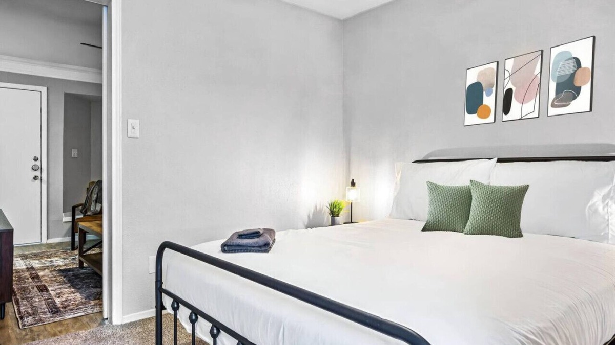 Brentwood Apartment | Elegant 1BR Haven - 10 Min to Downtown Austin