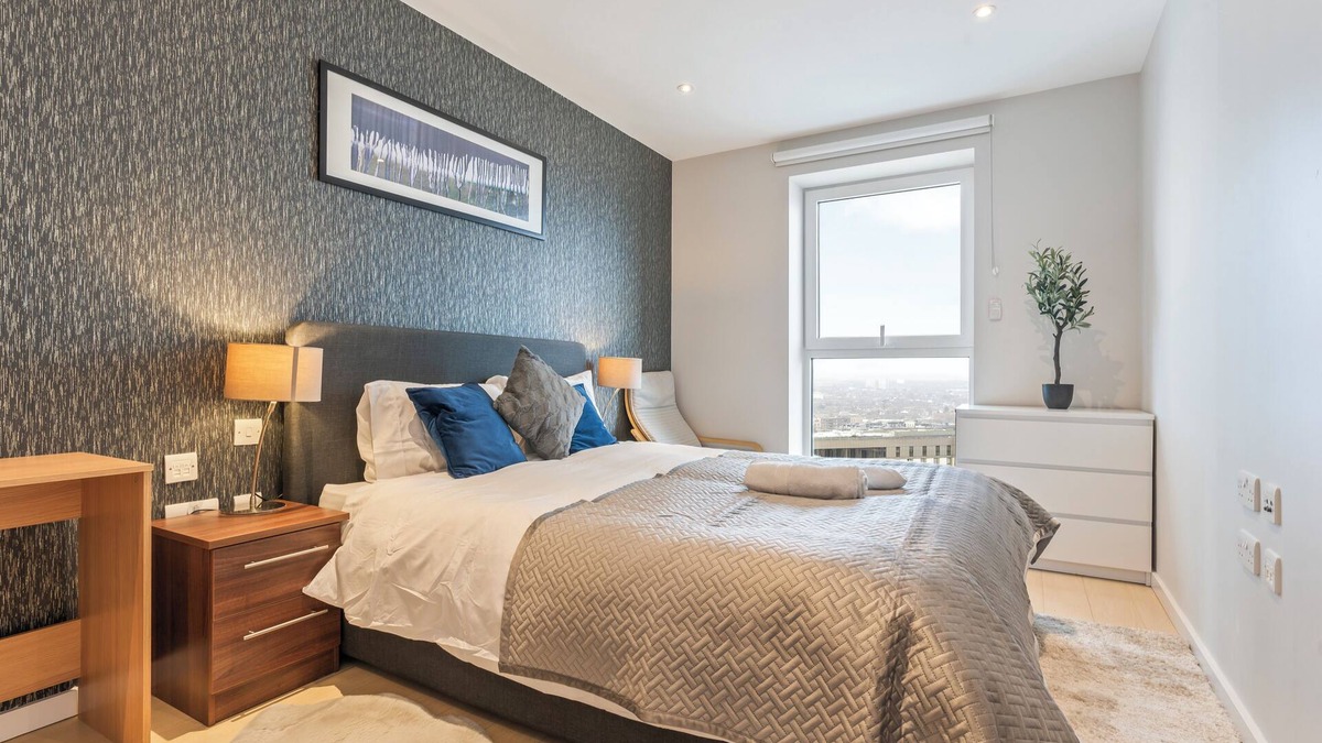 Stratford and New Town Apartment | Elegant 2 Bed Apartment Within Many Attractions