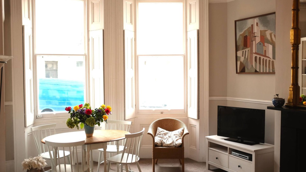 Kemptown Apartment | Elegant 2 bedroom Regency apartment with secluded garden. Sea views. Sleeps 4