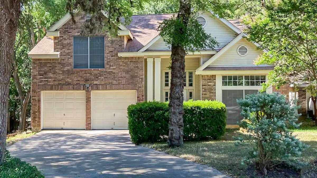 Parker Lane House | Elegant 2-Story House near Downtown Austin