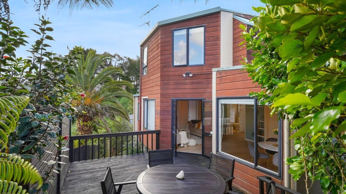 Northcross House | Elegant 2BR Family Home | Aircon & 5min to Beach