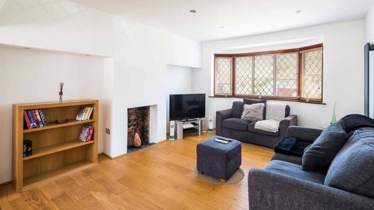 Knight's Hill House | Elegant 2BD House with Garden and Decked Patio