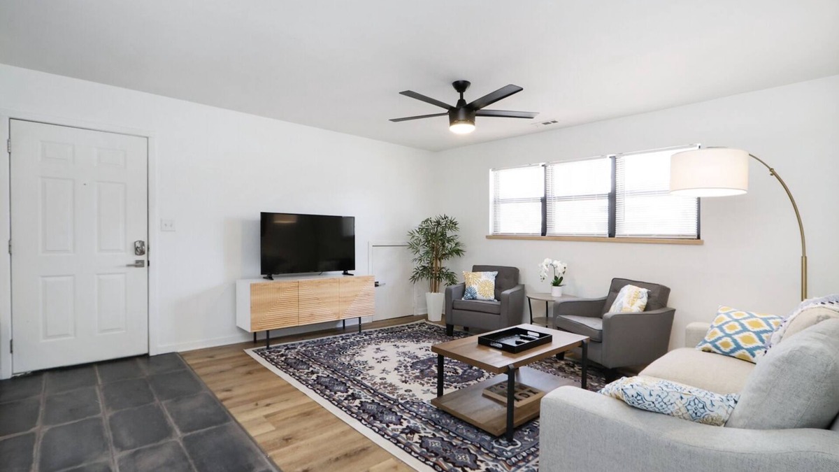 Manhattan Apartment | Elegant 2BR Escape in Manhattan – WiFi & Parking