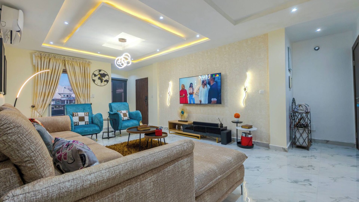 Ofin Apartment | Elegant 2BR in Lekki Phase 1 Steady Power, Pool, PS5 , Fast WiFi, Balconies