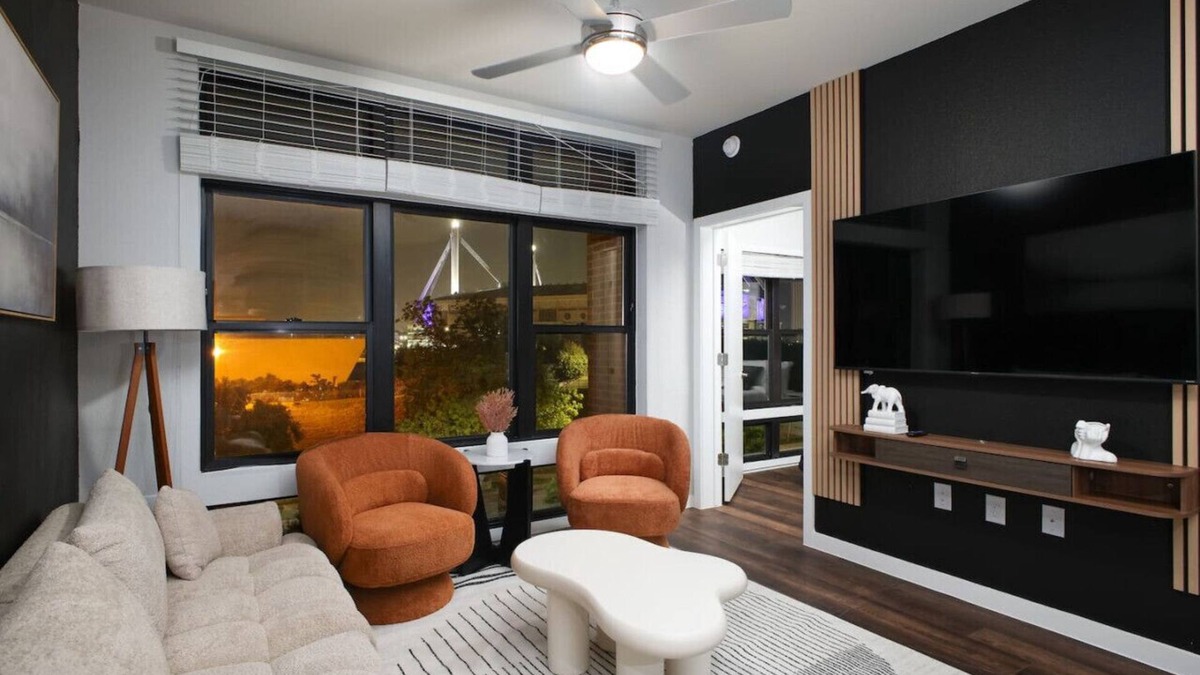 Southtown Apartment | Elegant 2BR-w/Parking, Near Riverwalk & Conv Ctr