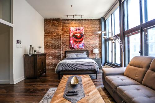 Old Montreal Apartment | Elegant 3 Bedroom apartment in old port - 201