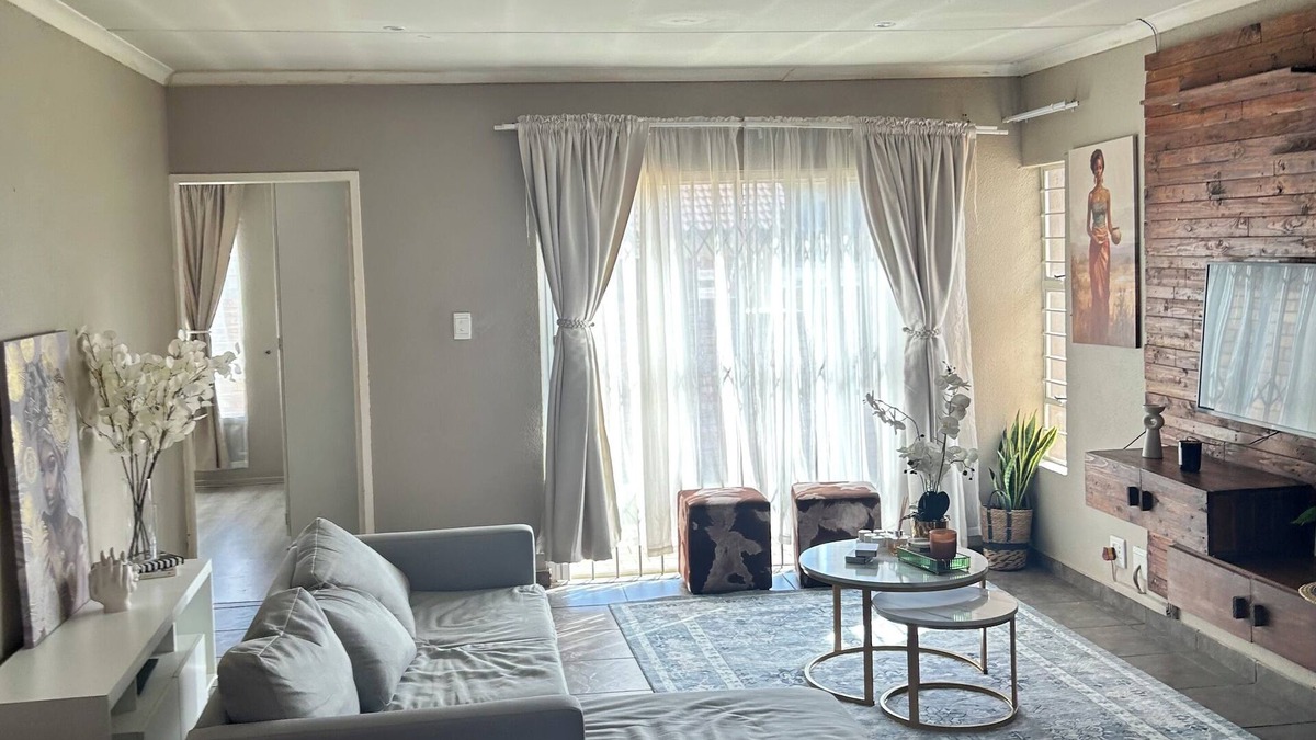 Kempton Park House | Elegant 3-Bedroom Retreat Near OR Tambo Airport with WiFi and secure parking