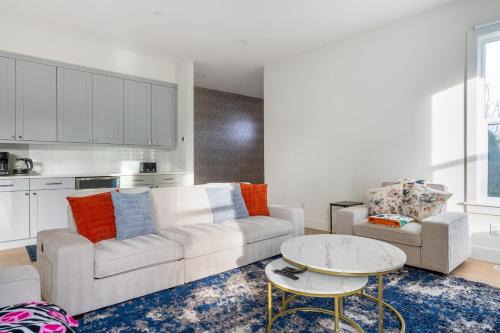 North Rose Hill Apartment | Elegant 3-Story House with Private Backyard in WA