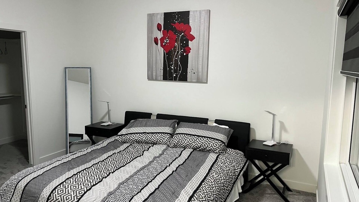 Beaumont House | Elegant 3BD Home in Beaumont, Double Garage 2.5WC.WiFi, Near Airport, Workspace.
