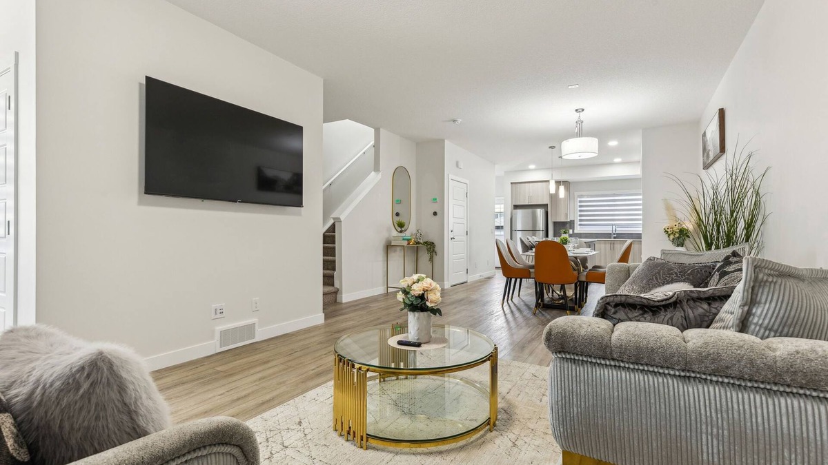 Southwest Calgary House | Elegant 3bed Escape - 15 Mins to Downtown