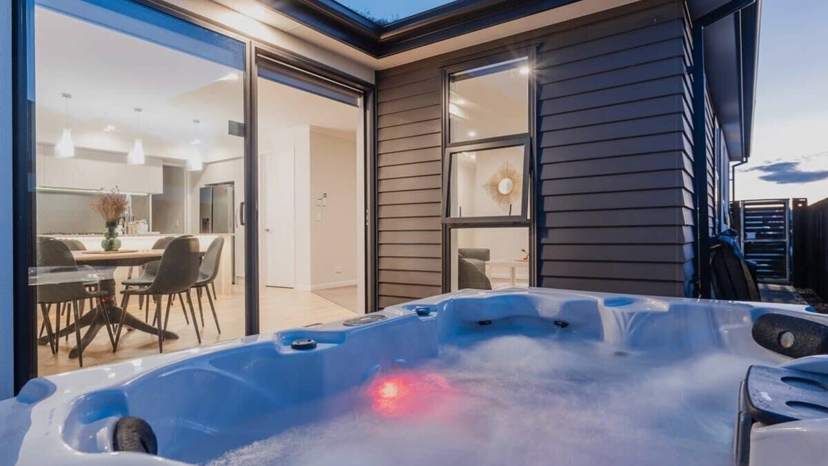 Hornby House | Elegant 3BR Home on Mustang Avenue