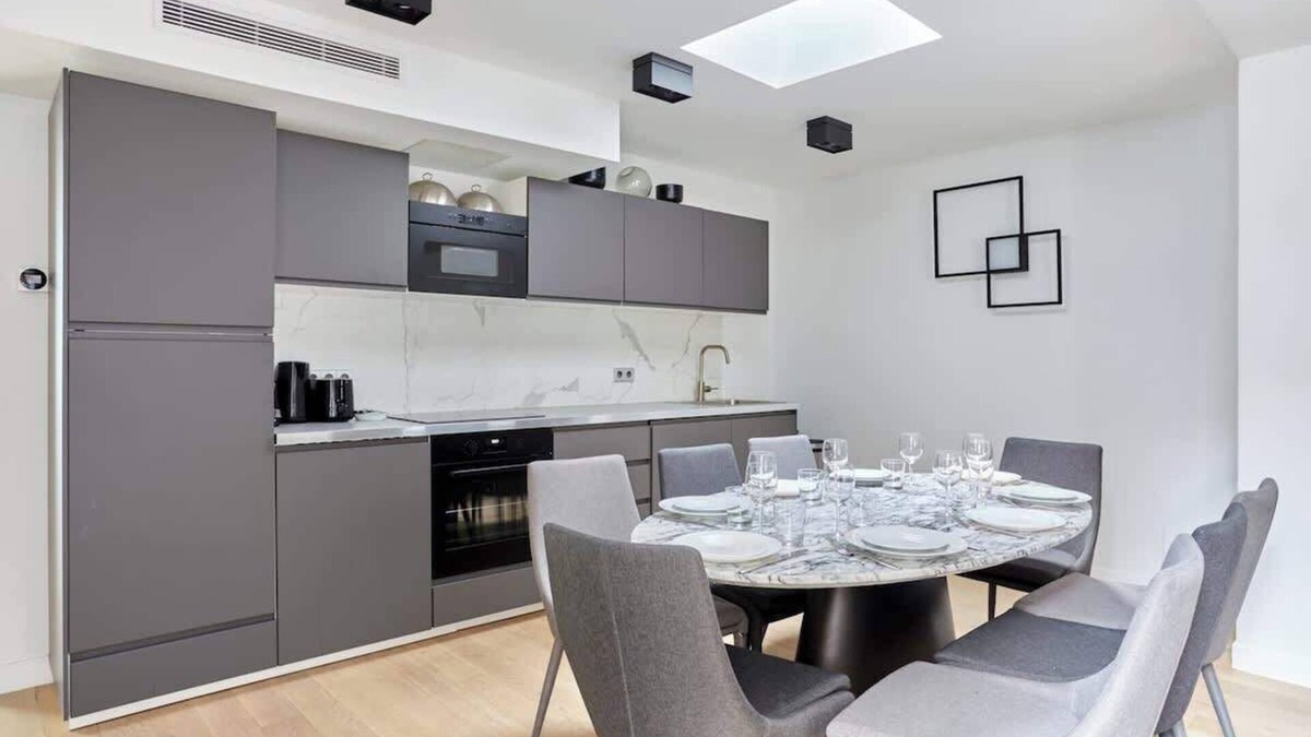 Ternes Apartment | Elegant 4 Bedroom Air Conditioned Apartment