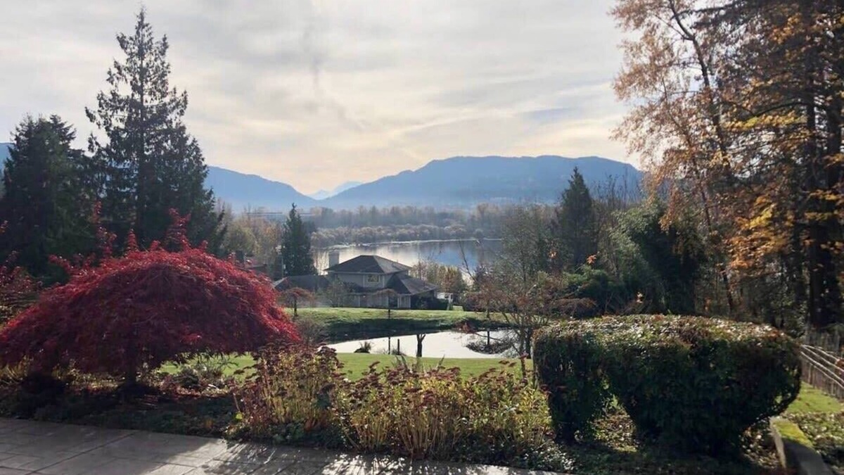 Issaquah Villa | Elegant 4400sf Villa w/Lk. & Mt. view | Sammamish