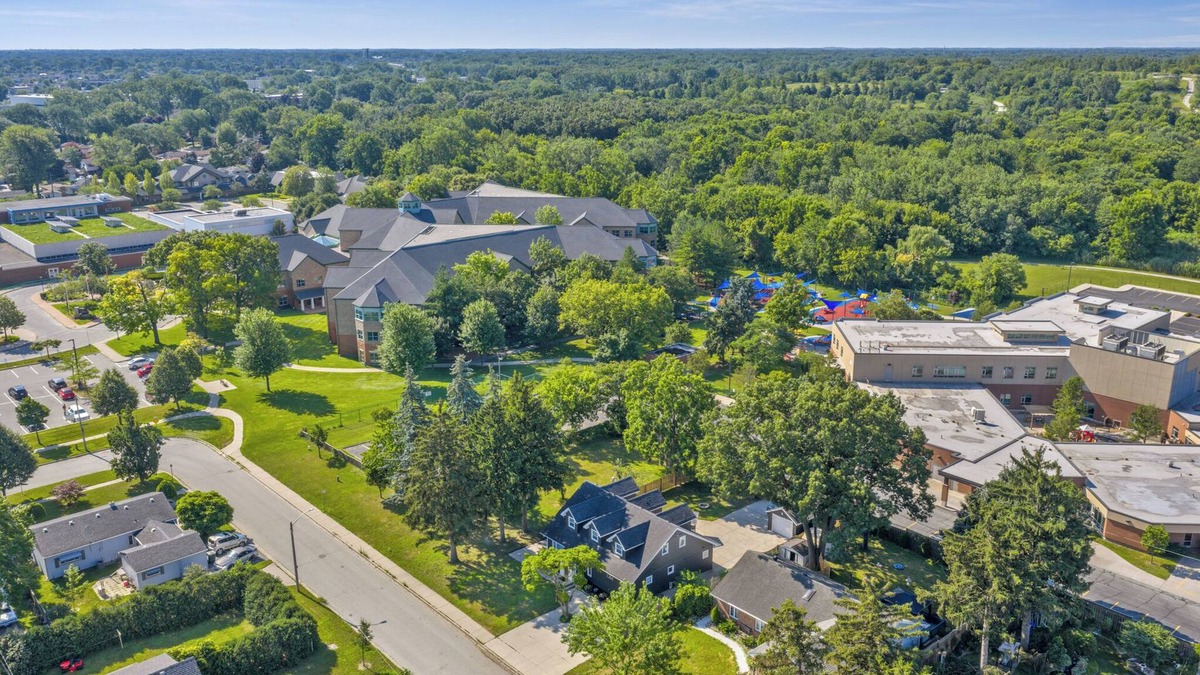 Windsor House | Elegant 4BR Retreat + Jacuzzi
