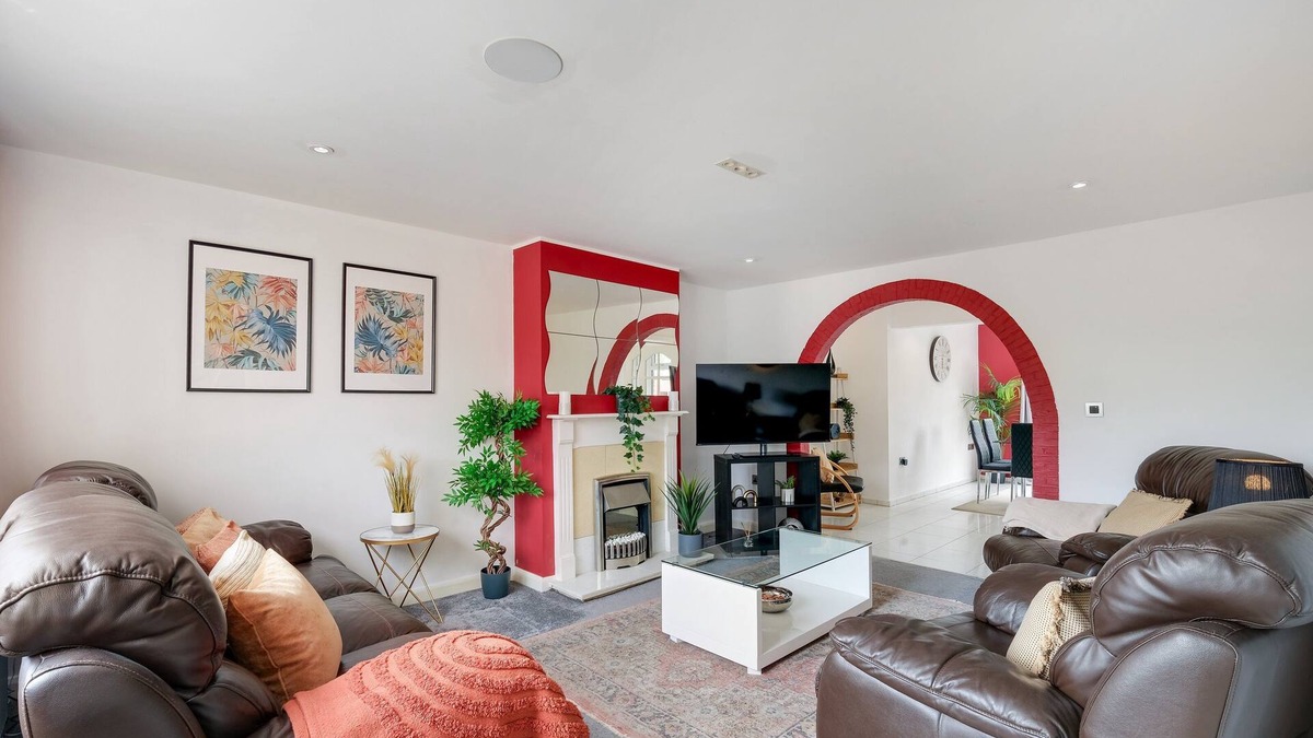 Langley Marish House | Elegant 5-Bed Home w/Garden & Parking - Slough