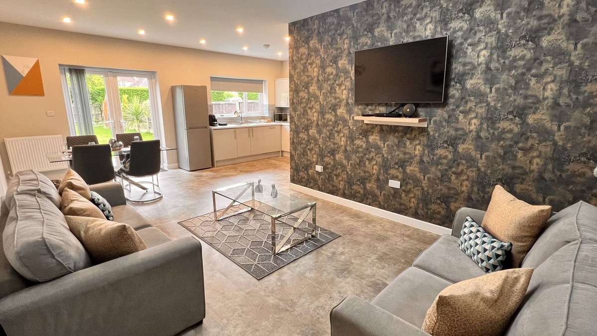 Barnt Green House | Elegant 5-Bed House - Solihull, NEC & Airport
