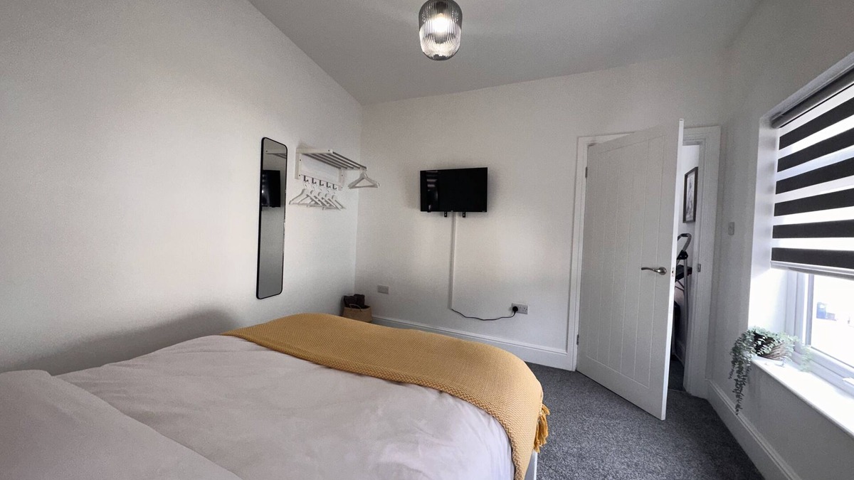 Burton on Trent House | Elegant 6 sleeper apartment ideally located