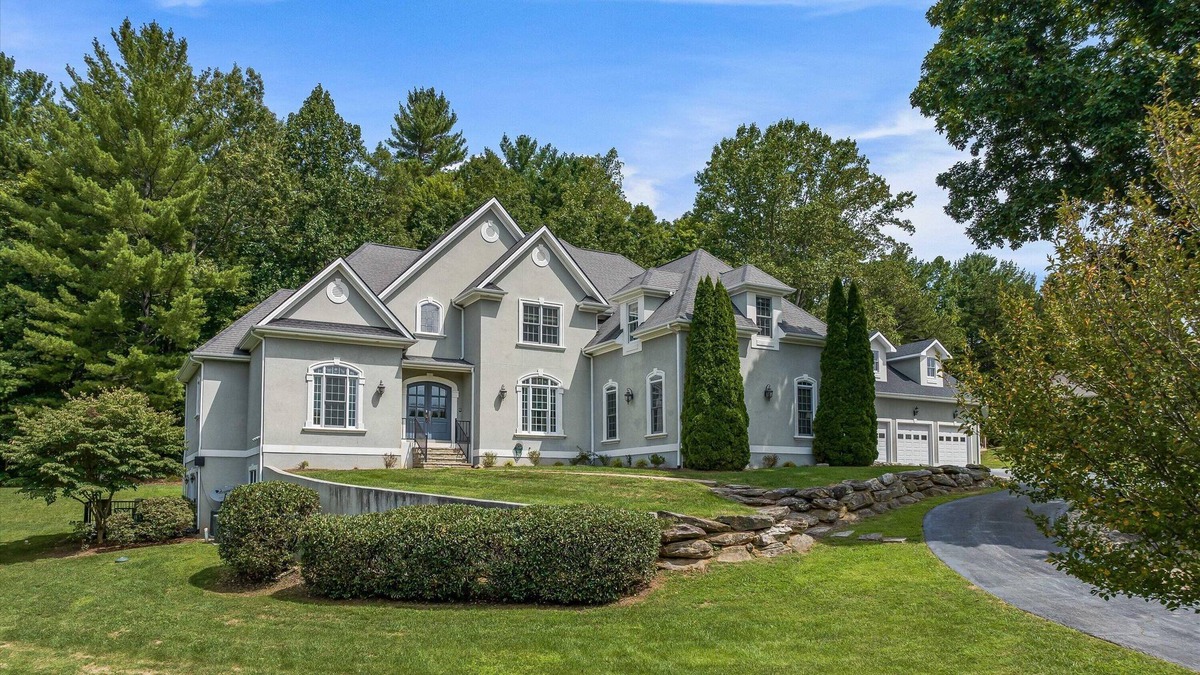Fletcher House | Elegant 8BR Oasis: Pool, Cinema, 18 min to Asheville