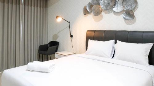 Suko Manunggal Apartment | Elegant and Best Choice Studio at Grand Sungkono Lagoon Apartment By Travelio