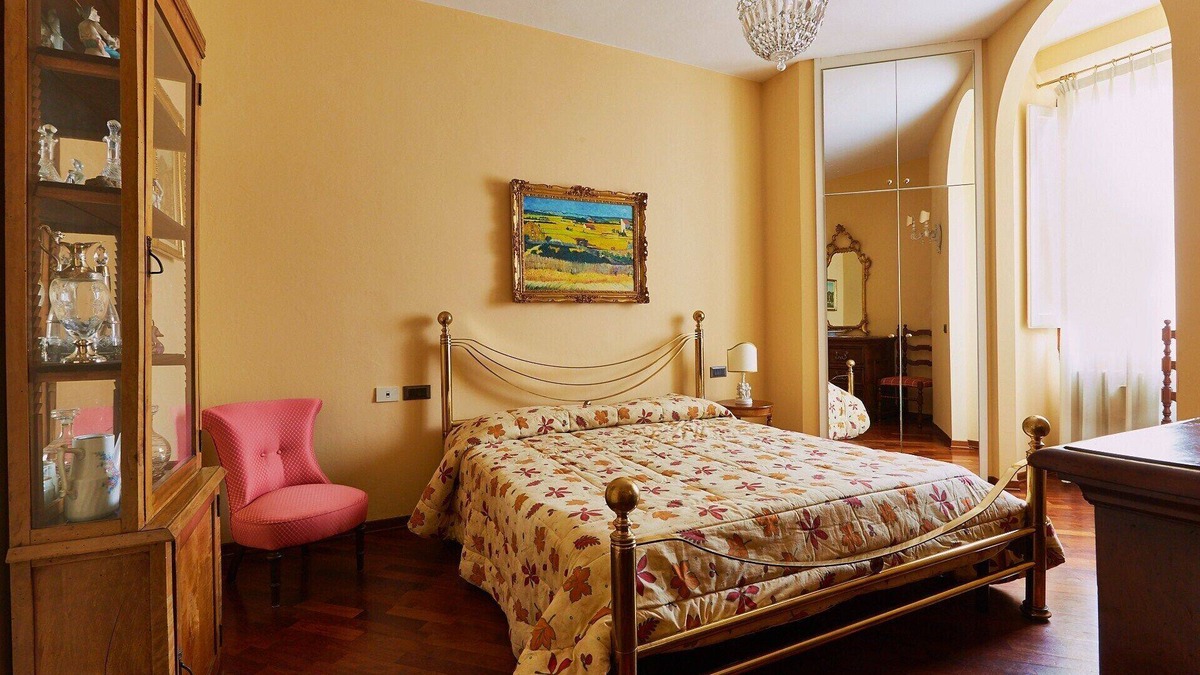 Isolotto Apartment | Elegant and bright apartment with private parking