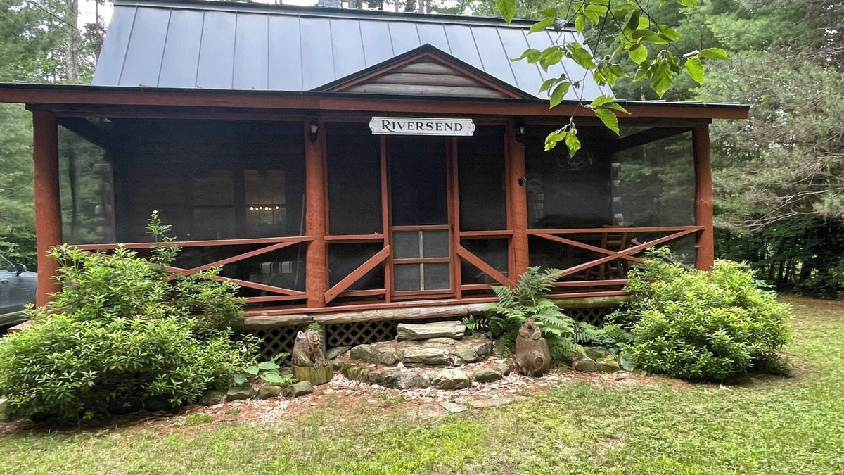 Newfane Cabin | Elegant and cozy log cabin combines vintage design with contemporary luxury