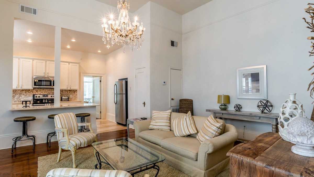 Uptown Historic District Apartment | Elegant and modern apartment in Garden District