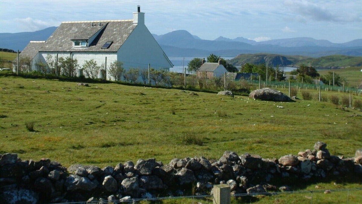 Achiltibuie Cottage | Elegant and secluded cottage with stunning views of the Summer Isles