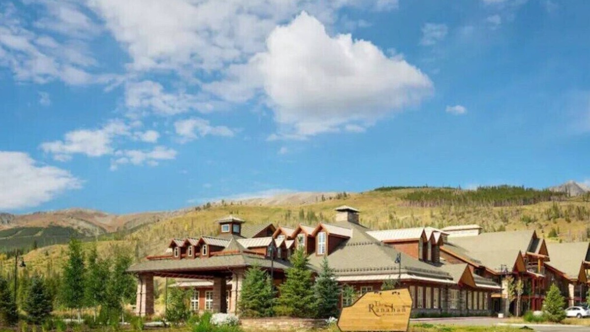 The Highlands Cabin | Elegant and spacious one-bedroom villa full kitchen, large hot tubs, and more.