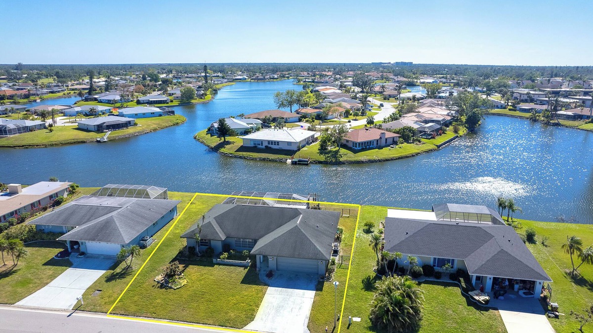 Venice Gardens House | Elegant and Spacious 3-bedroom house with Pool, in Venice, AC, WiFi, Lakefront