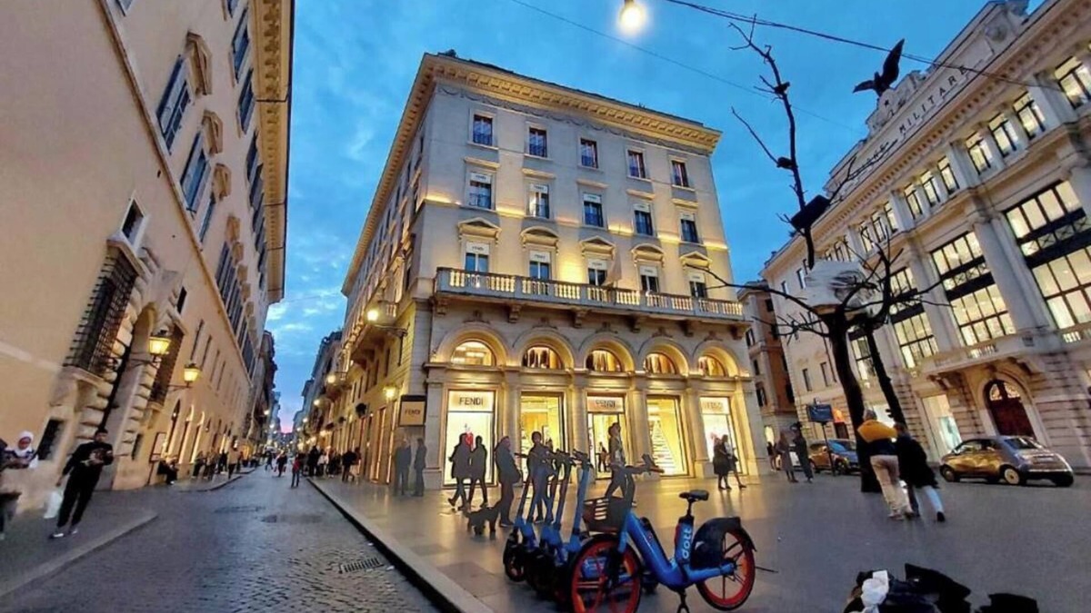 Rione XVI Ludovisi Apartment | Elegant and Spacious Apartment Near Via Veneto