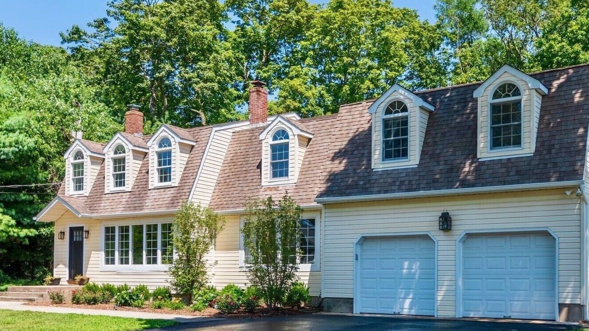 Jamesport House | Elegant and spacious North Fork home; near beaches, vineyards, farms and dining.