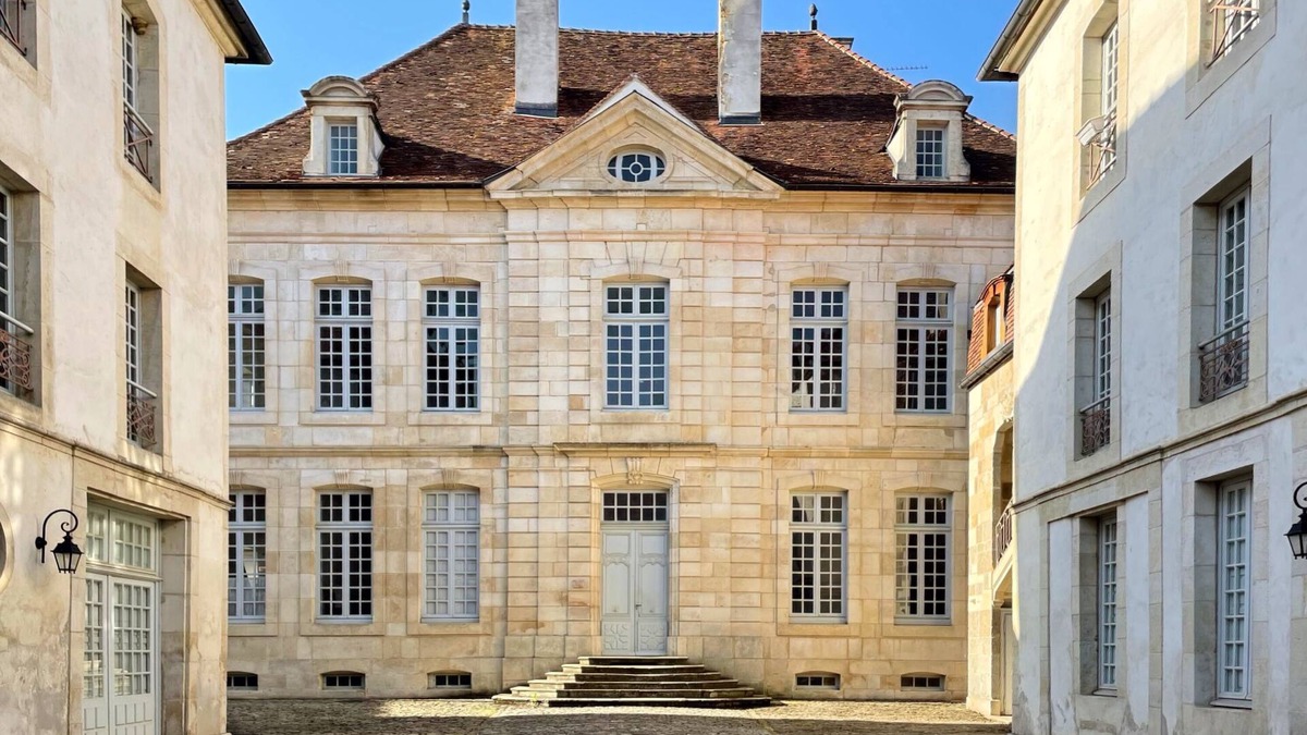 Semur-en-Auxois Apartment | Elegant Apartment in a 17th-Century Mansion with AC – Heart of Semur-en-Auxois
