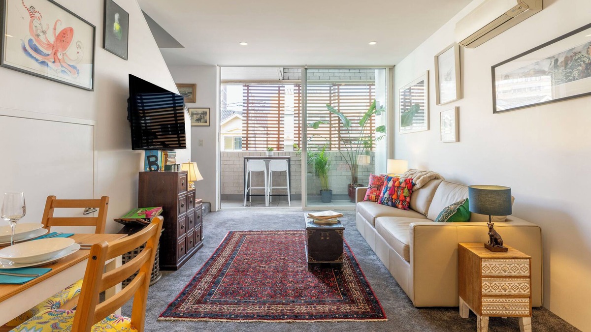 Enmore Apartment | Elegant Apartment in the Heart of Newtown with Secure Parking