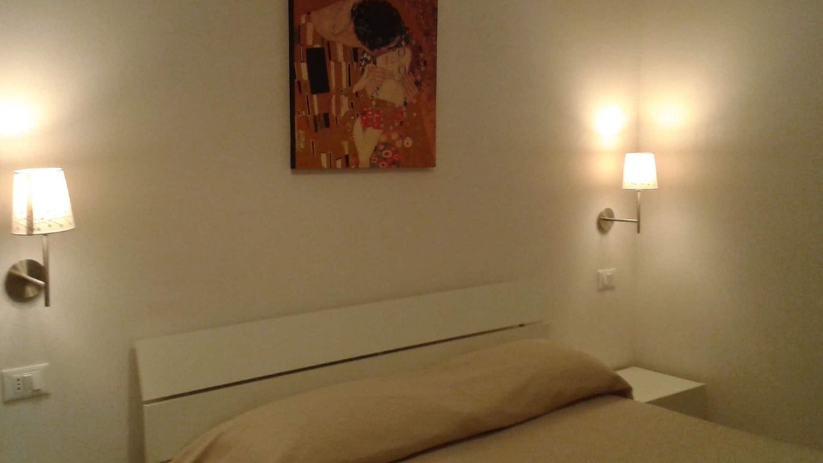 Chiesiola Apartment | Elegant apartment near the sea. Geraniums. (CIS): FG07106032000019789