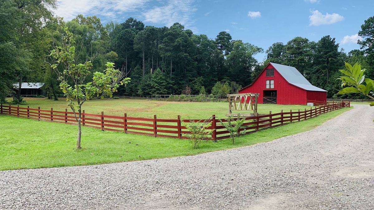 Washington Bed & Breakfast | Elegant Barn king bed near crater of diamonds