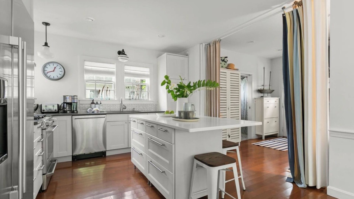 Cotuit House | Elegant Beach Home. Walk to Beach & Harbor &Local Coop. Beach pass included.