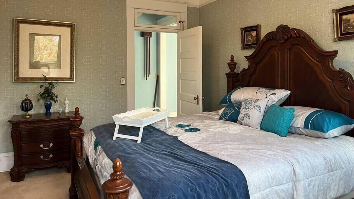 Roanoke House | Elegant Blue suite in Victorian Estate