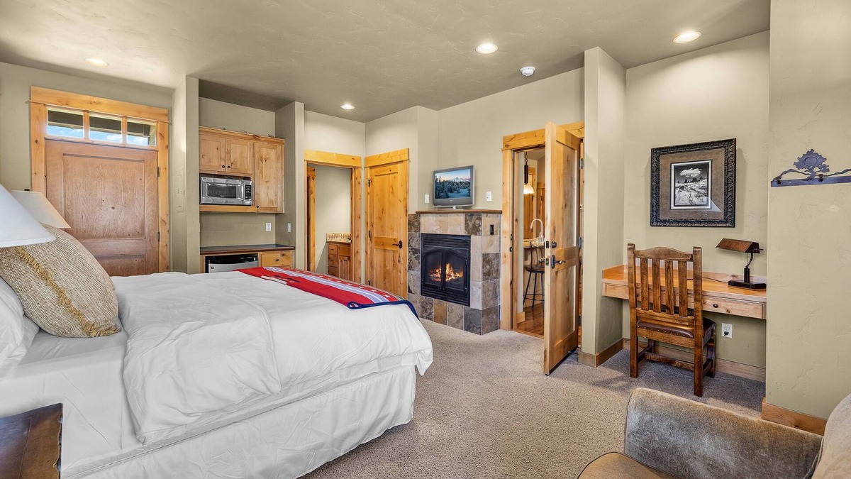 Powell Butte Cabin | Elegant Cabin Retreat at Brasada Ranch | Golf Views, Private Decks & Resort Perks