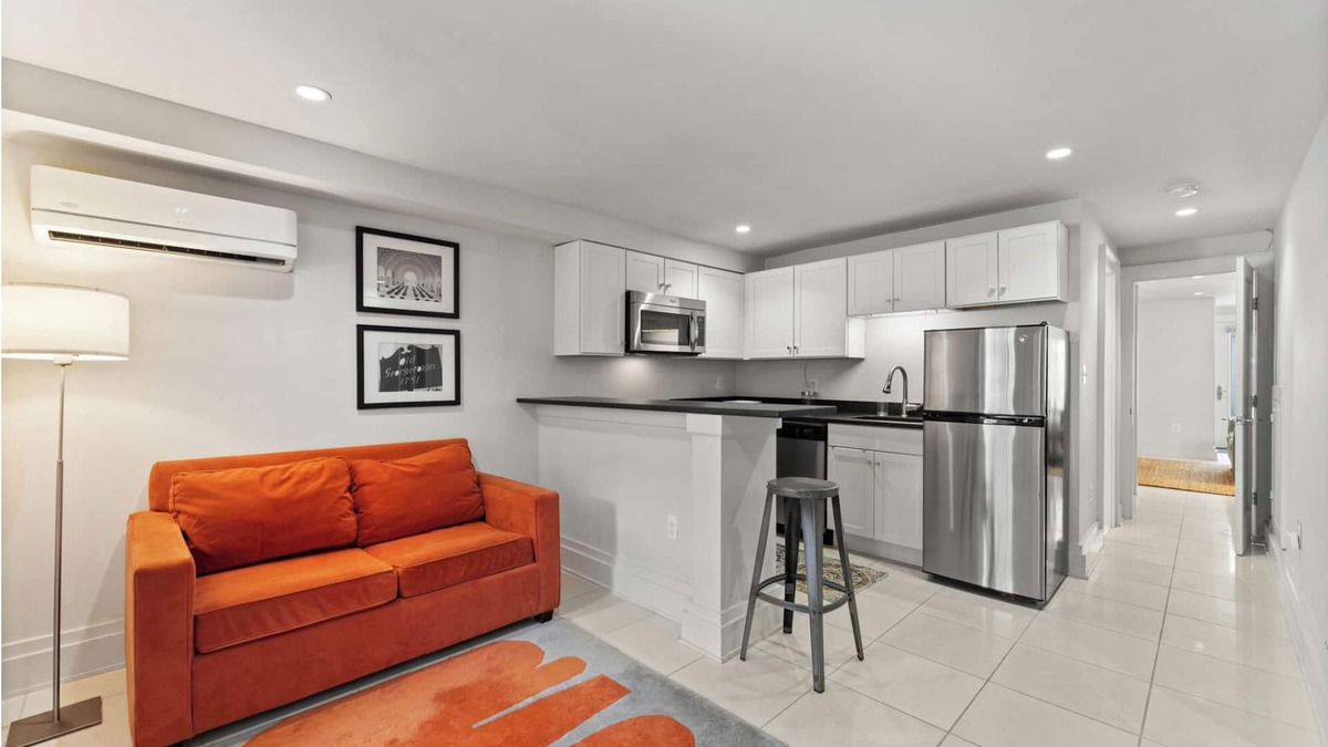 Barney Circle Apartment | Elegant Capitol Hill Apartment/One block to Metro