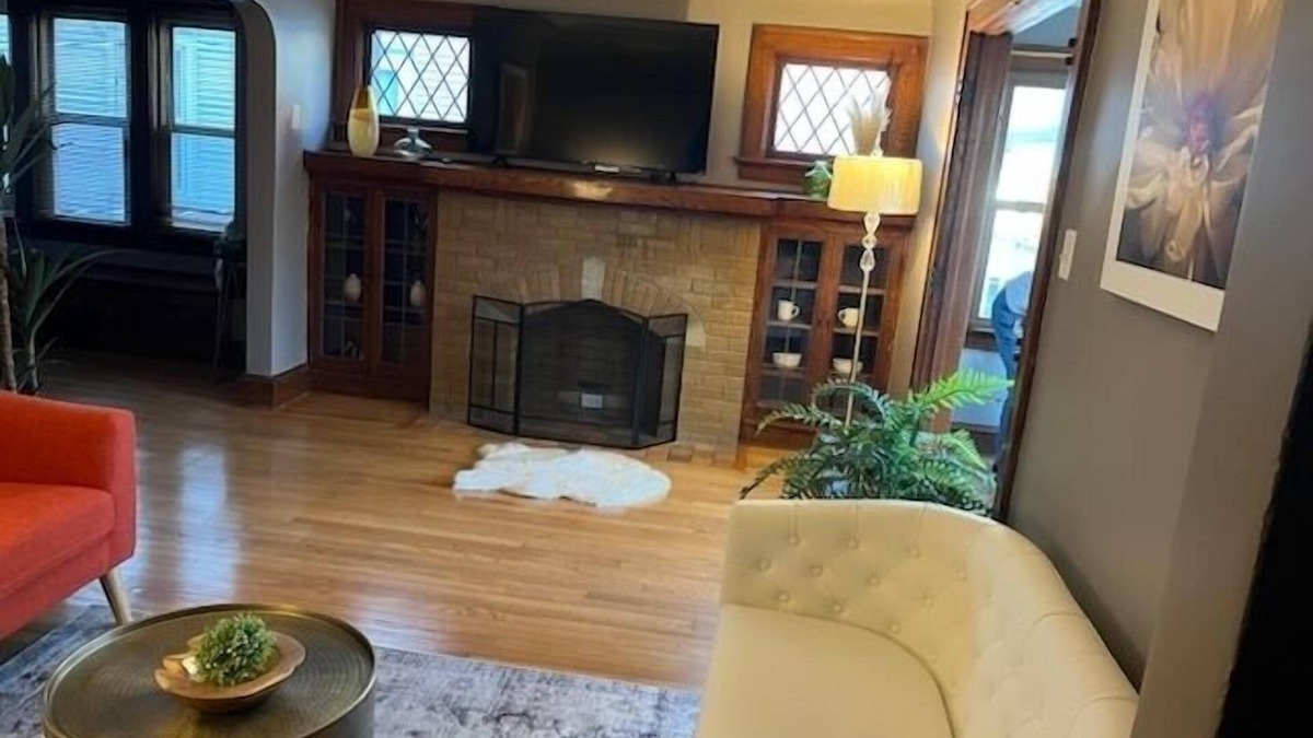 West Allis Apartment | Elegant charm!
