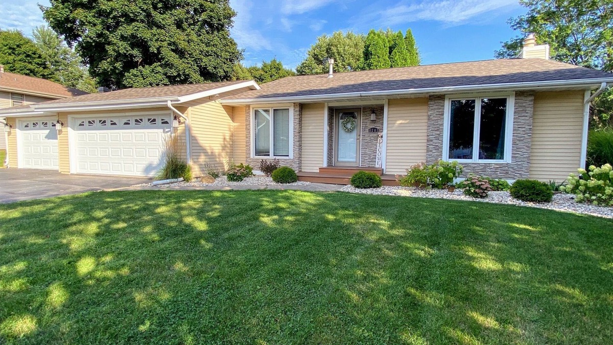 Loves Park House | Elegant, charming, serene, & delightful home with huge fenced yard close to I90!