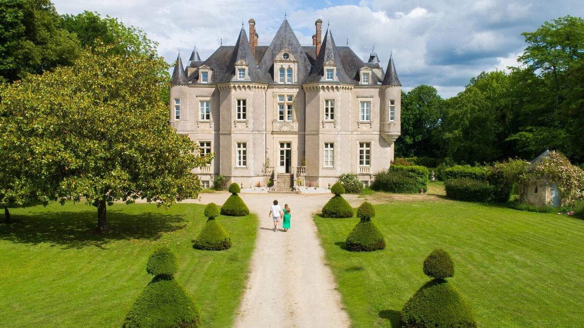 Vallon-sur-Gee Cottage | Elegant Château with Pool, Historic Park, and Modern Amenities in Scenic France