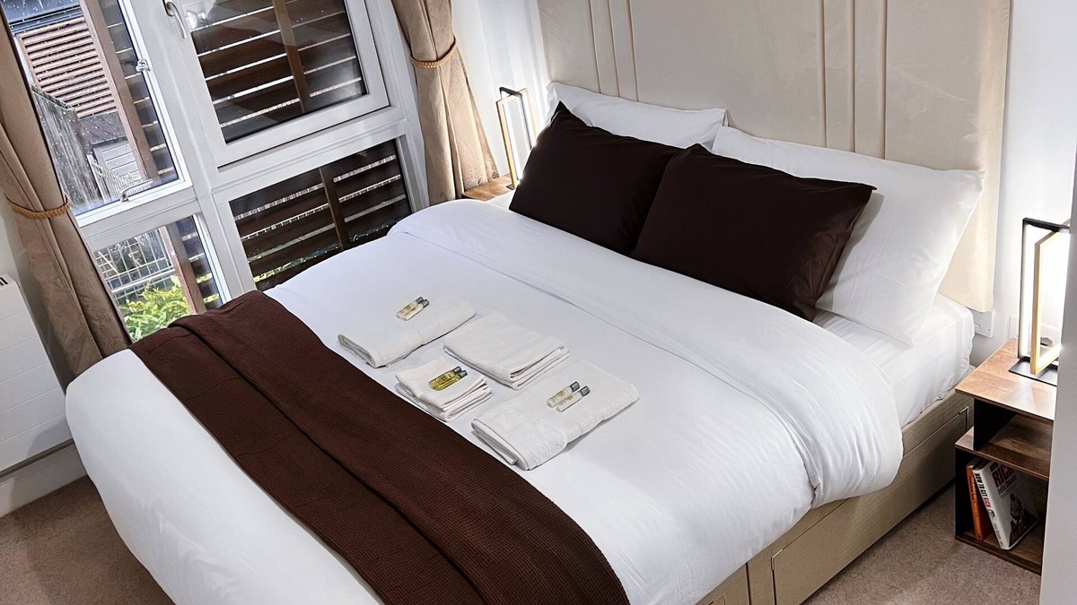 Highams Park House | Elegant Clean & Modern 2-Bed Flat with Balcony Views