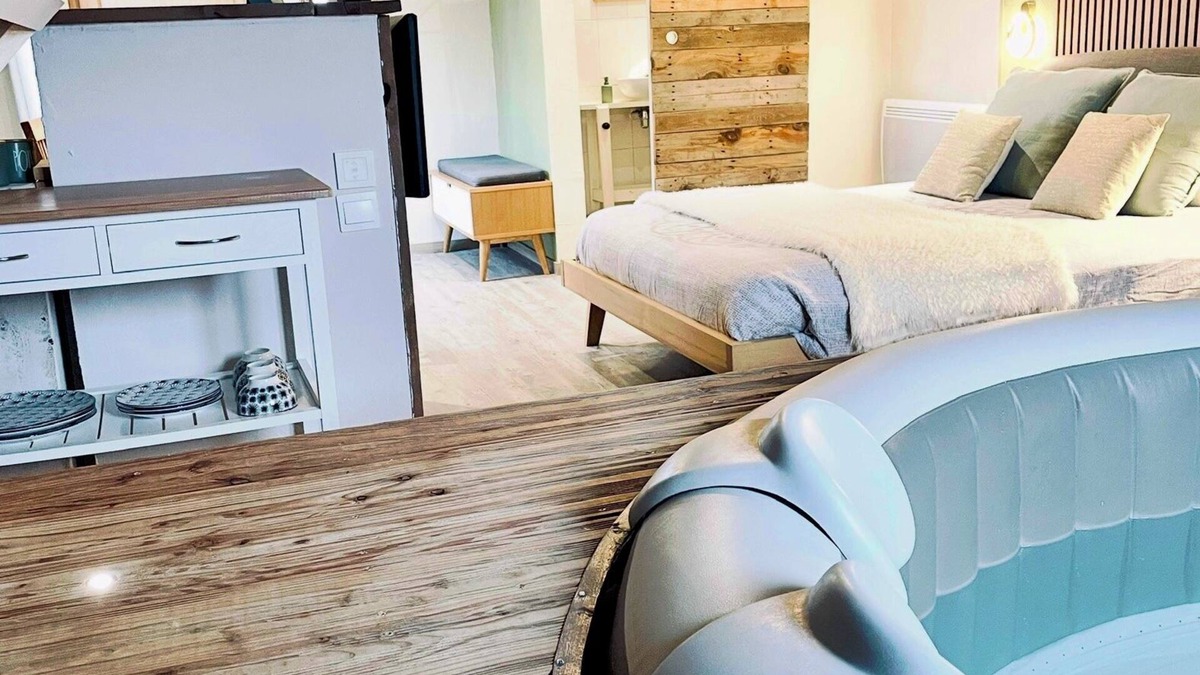 Croix-Caluyau Bed & Breakfast | Elegant, comfortable room with private spa