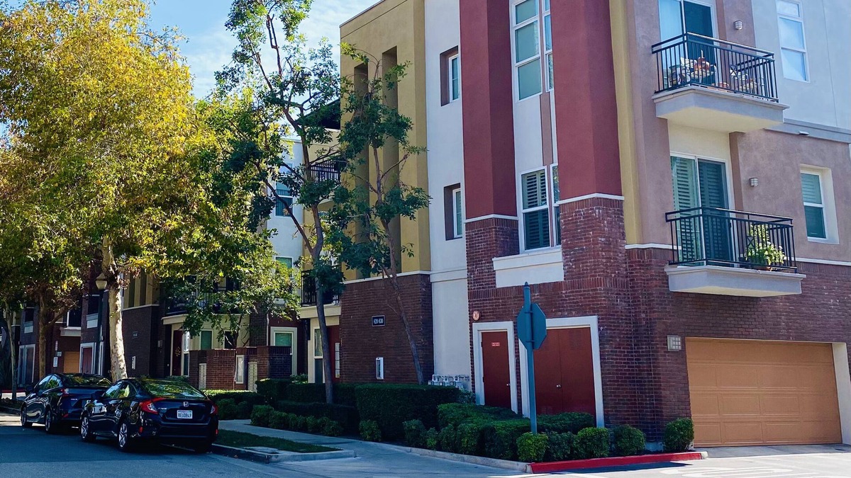Claremont House | Elegant, Comfy Townhouse in Prime Location 3br/3ba