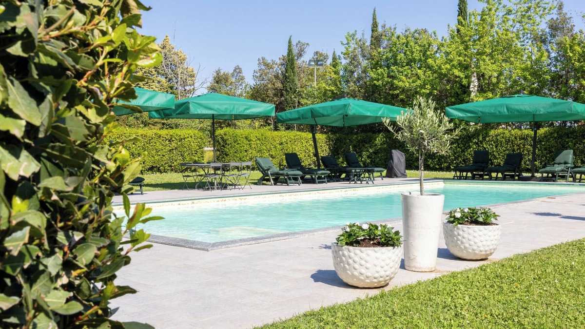 Loro Piceno House | Elegant country house with private pool for families and large groups of friends