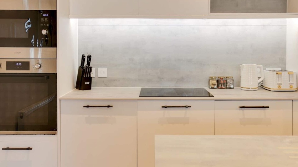 Westcliff-on-Sea Apartment | Elegant & Cozy 1BR City Centre Nr Cliffs Pavillion by Luxiety Stays
