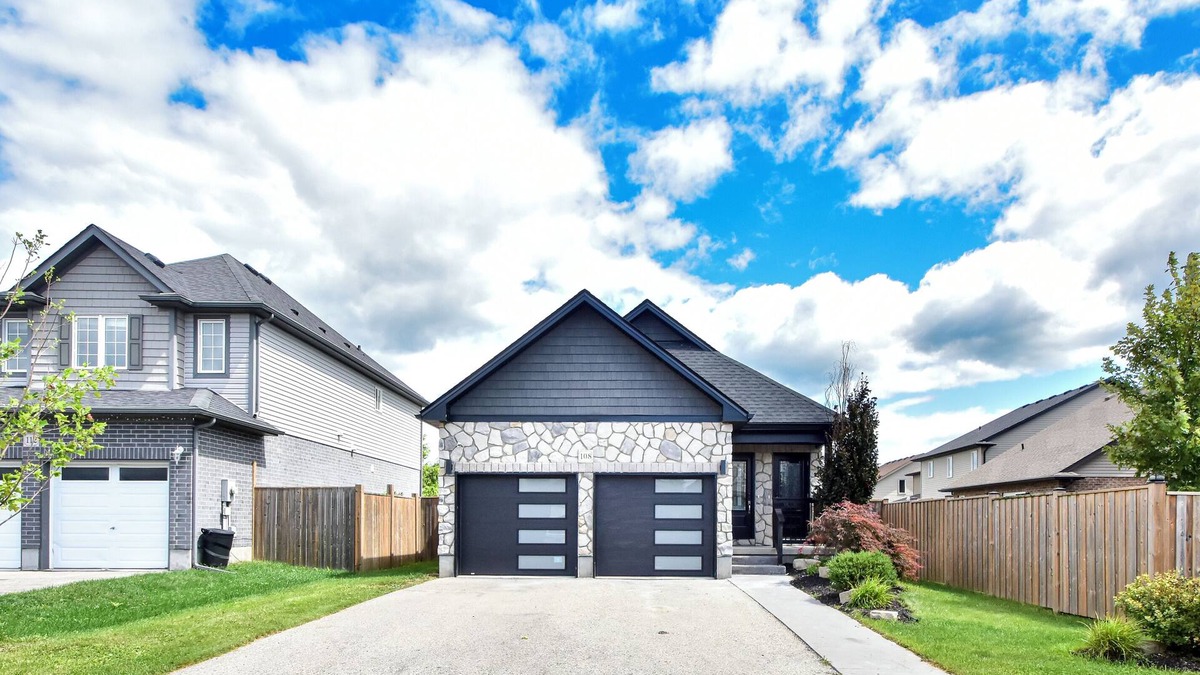 Woodstock House | Elegant cozy 3 bedrooms, 2 bathrooms home with 1 King bed, 2 Queen beds