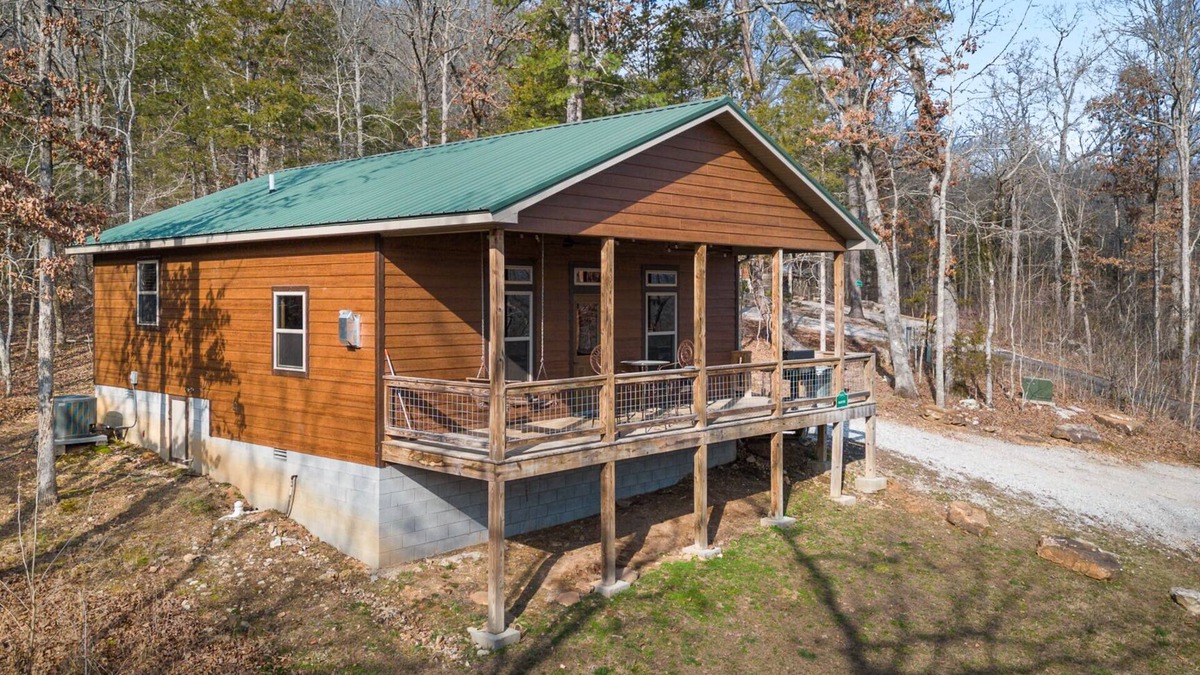 Marble Falls Cabin | Elegant Cozy Cabin, Jetted 2 person tub, fireplace, king master, canoeing, WIFI