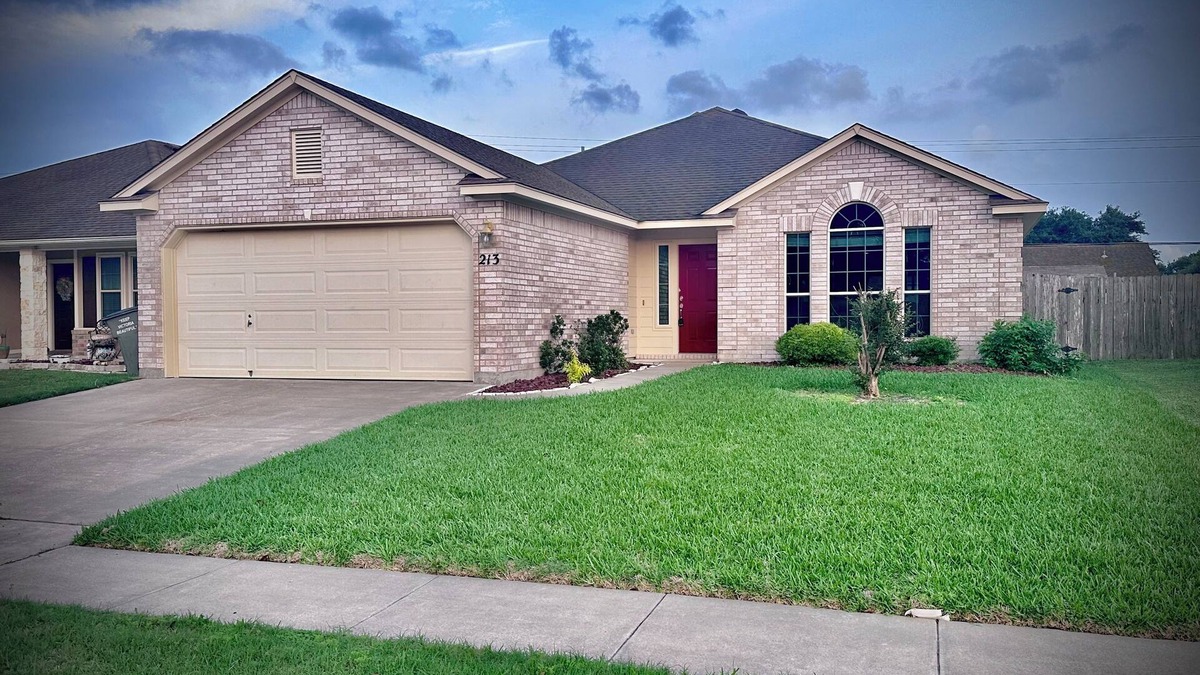 Victoria House | Elegant cozy cottage located in the heart of Victoria, Texas,